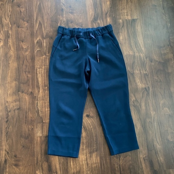 Lululemon On The Fly Crop *Woven 23 True Navy Size
